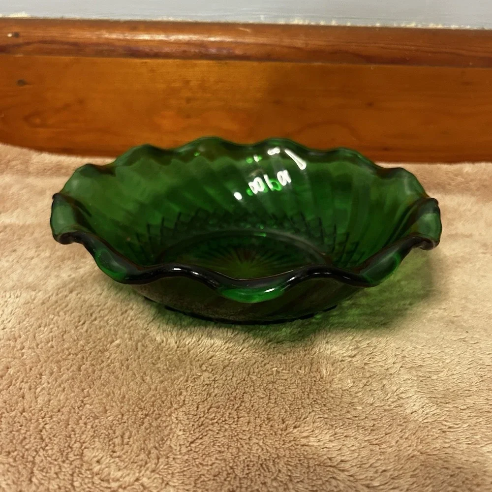 VTG Anchor Hocking Emerald Green Glass Scalloped Ruffled Bowl Diamond Swirl 6.5